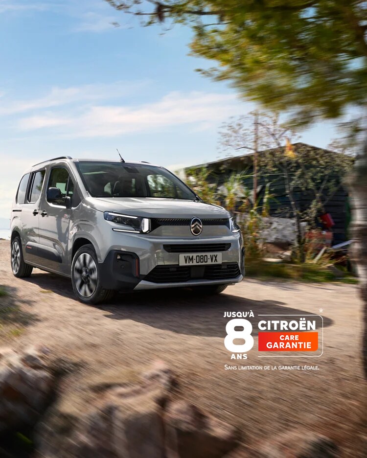 Vue avant trois-quarts du Berlingo 30 mettant en valeur son design familial, son confort, sa sécurité, sa connectivité et son allure moderne et affirmée