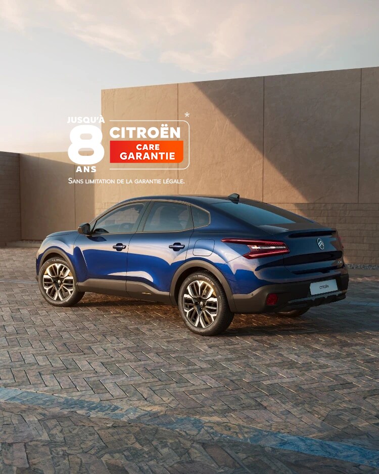Vue frontale trois quarts de la Citroën C4 X mettant en avant un design fastback moderne pour une conduite confiante, efficace et abordable.