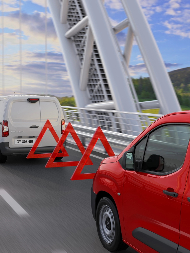 Berlingo Van détectant un véhicule devant et activant le freinage automatique d’urgence pour éviter une collision.