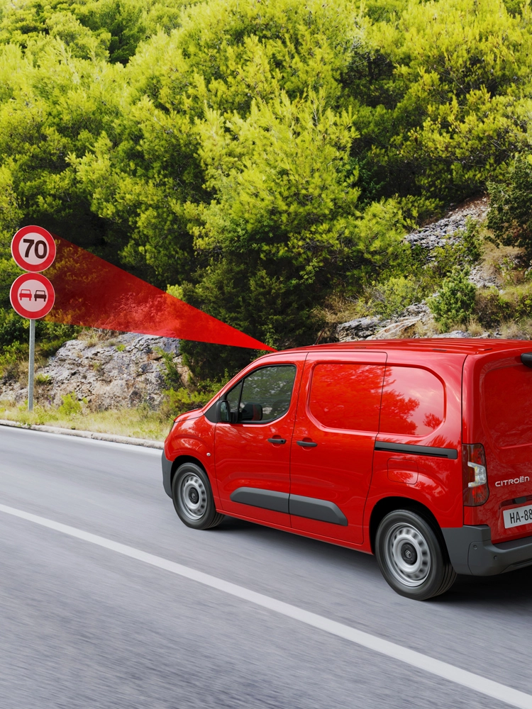 Berlingo Van rouge détectant plusieurs panneaux de signalisation et affichant la reconnaissance étendue des limitations de vitesse et recommandations.