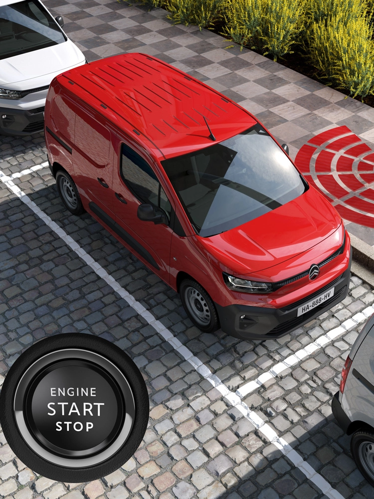 Vue du dessus d’un Berlingo Van stationné en ville, illustrant le système d’accès et de démarrage sans clé.