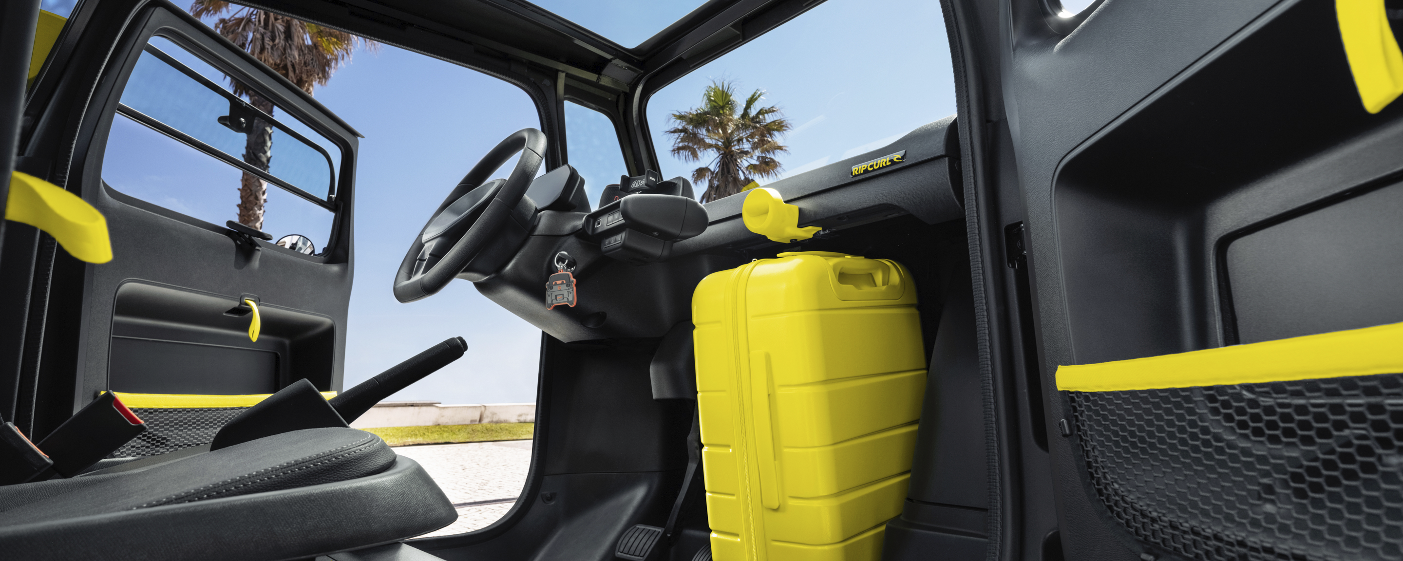 Vue intérieure large de la Citroën Ami x Rip Curl électrique sans permis, Citroën Ami synonyme de liberté de rangement pour une voiture électrique urbaine