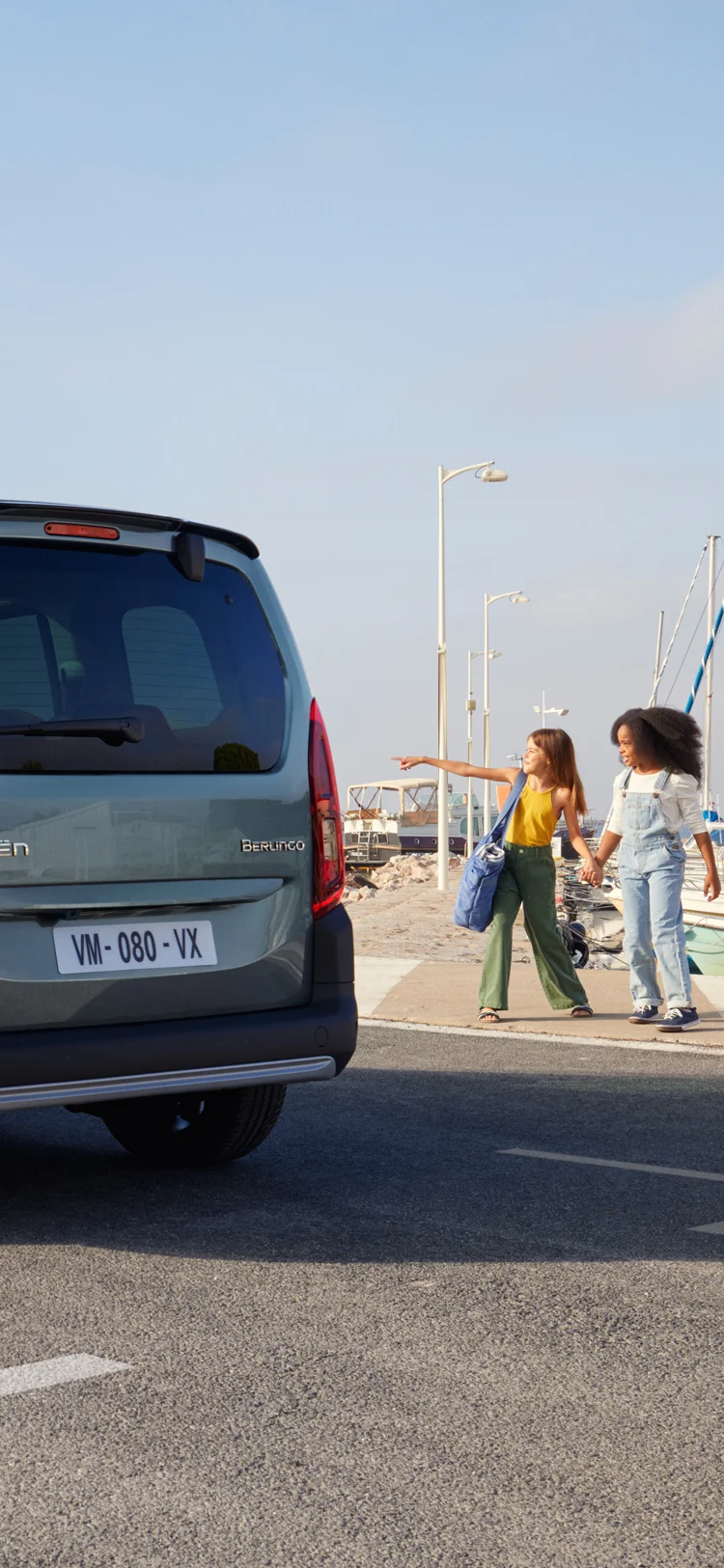 Vue arrière trois-quarts du Berlingo 30 mettant en valeur son design extérieur moderne, sa sécurité, son efficacité et son allure affirmée