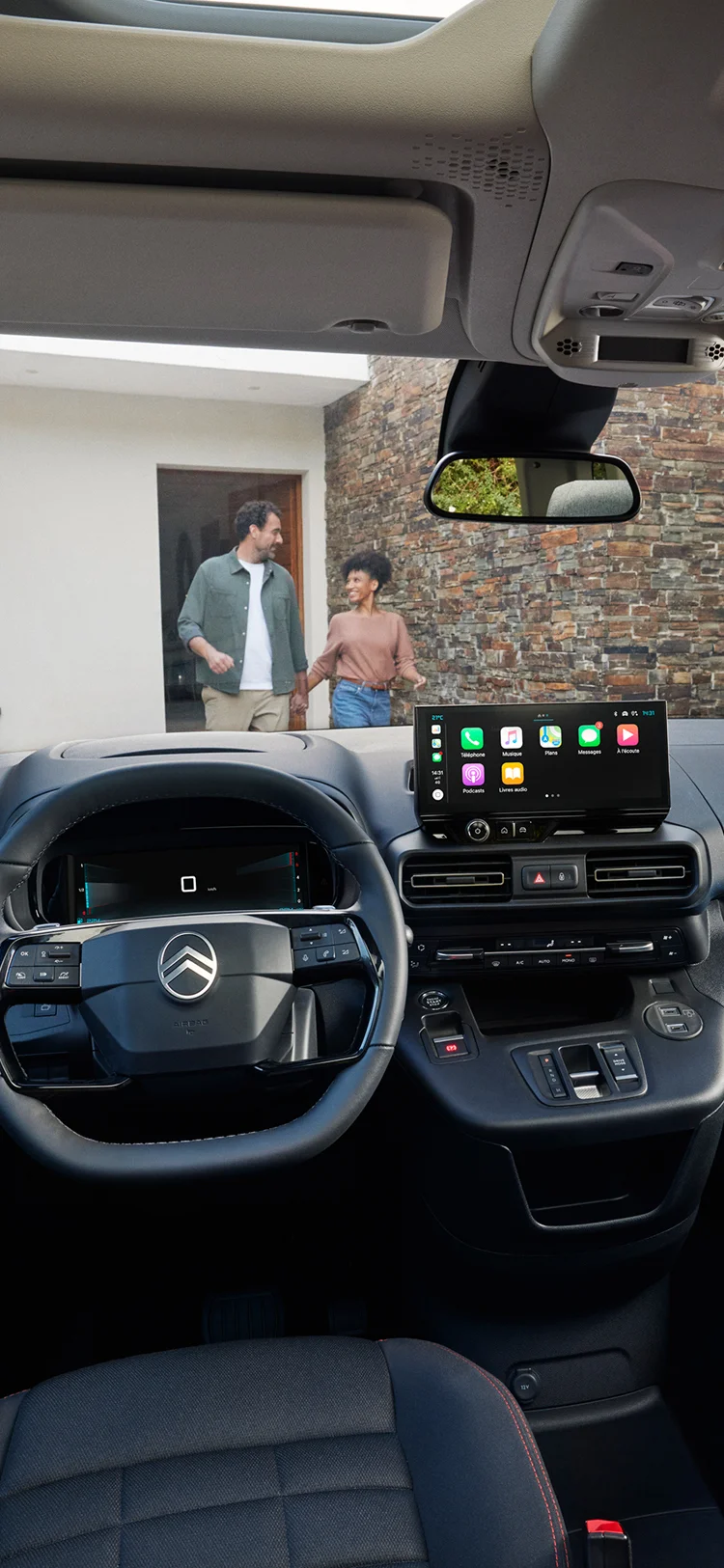 Vue intérieure avant Berlingo montrant la technologie embarquée, la connectivité, la sécurité et une commodité de conduite moderne accrue