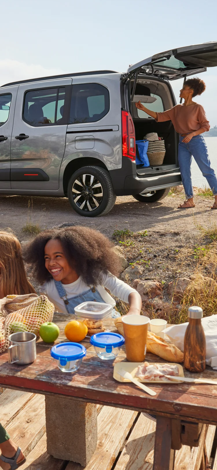 Vue de profil du Berlingo 30 avec coffre ouvert mettant en avant son vaste espace de chargement, sa praticité, sa sécurité, son efficacité et son adaptation aux besoins des familles