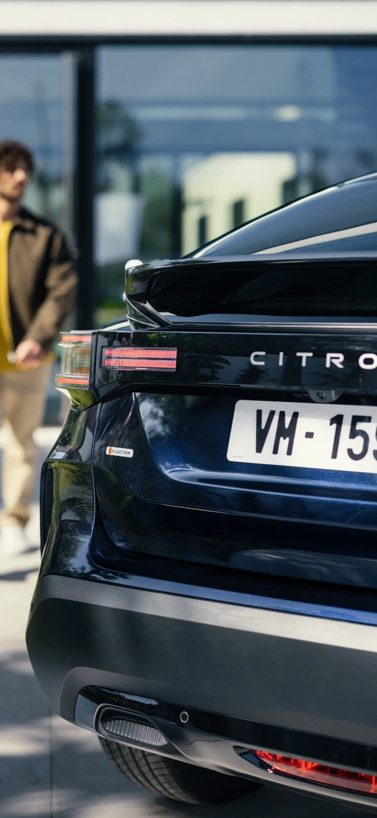 C4 arrière en gros plan mettant en valeur un éclairage LED moderne, son design, sa visibilité et la technologie pour un look haut de gamme distinctif